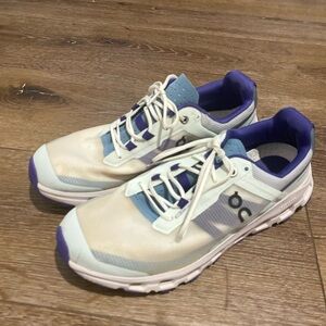 ON CLOUD VISTA Women size 8.5 Athletic Running Shoes Color - Frost/Ink